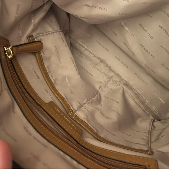 Black and brown Micheal Kors purse! Both exactly the same! - Picture 2 of 11